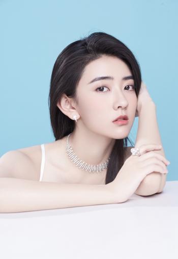 高清中国内地河北省石家庄女演员梁洁白裙清爽性感写真图片第0张