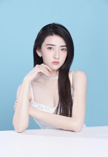 高清中国内地河北省石家庄女演员梁洁白裙清爽性感写真图片第2张