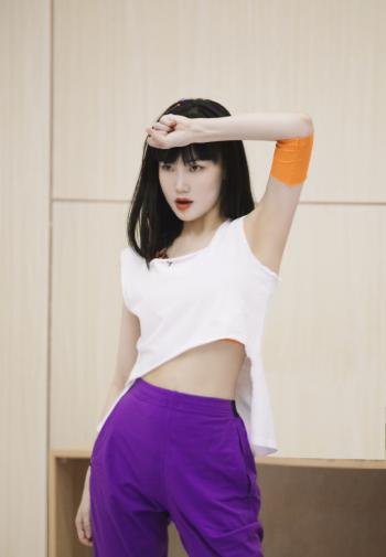 美女黄龄图片 _ 第(1)张