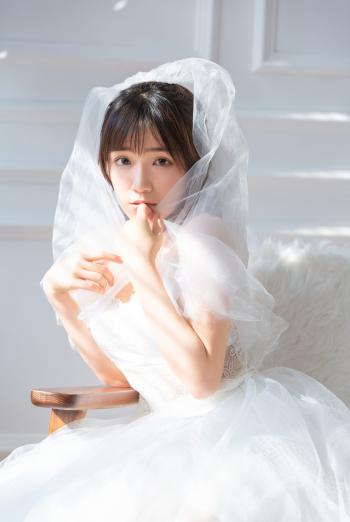00后最受欢迎的性感美女吊带蕾丝婚纱诱人写真第0张