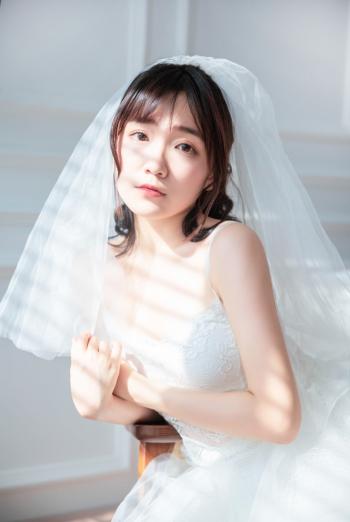 00后最受欢迎的性感美女吊带蕾丝婚纱诱人写真第2张