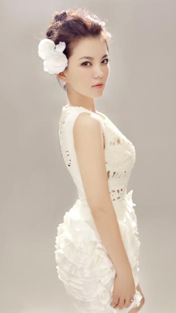 女星李湘李湘蕾丝裙唯美手机壁纸第1张