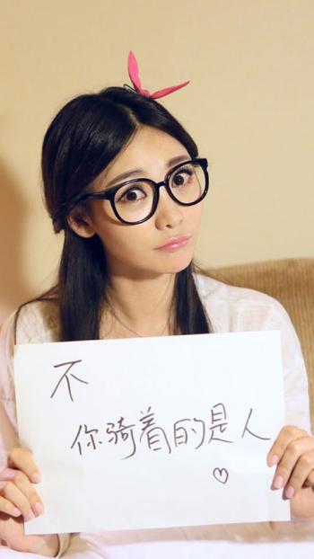 女星李湘李湘蕾丝裙唯美手机壁纸第3张