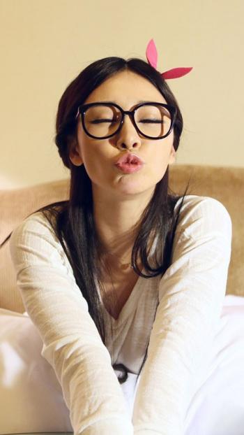 女星李湘李湘蕾丝裙唯美手机壁纸第5张