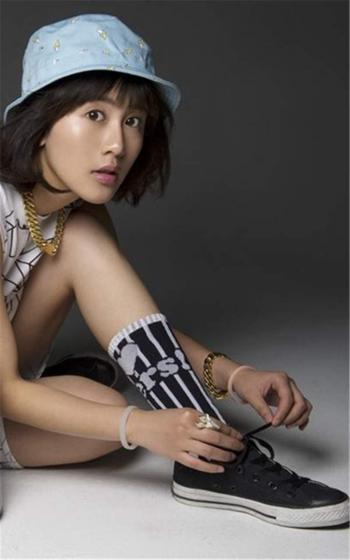夏梓桐与猫咪拍写真可爱唯美手机壁纸第3张