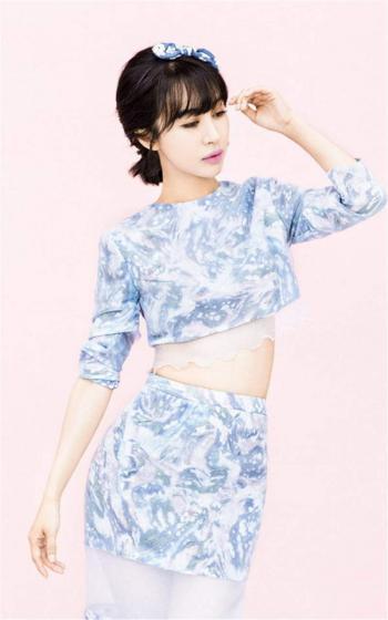 花儿与少年李菲儿青春派时尚写真手机壁纸第0张