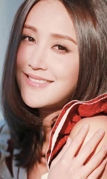 高清中国内地四川女演员二姐张歆艺性感诱惑泳池上演湿身大片第1张