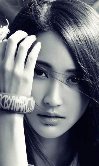 高清中国内地四川女演员二姐张歆艺性感诱惑泳池上演湿身大片第3张