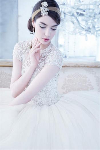 90后最流行的婚纱美女蕾丝吊带性感写真图片第0张