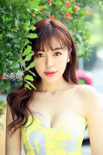 中国湖南内地女艺人赵多娜小白裙丸子头可爱清新写真图片第2张