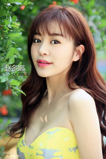 中国湖南内地女艺人赵多娜小白裙丸子头可爱清新写真图片第3张