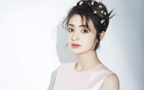 中国内地新疆乌鲁木齐女演员麦迪娜时尚写真桌面壁纸第1张