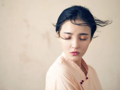 中国湖南衡阳女演员刘雨欣半秀香肩性感动人第1张