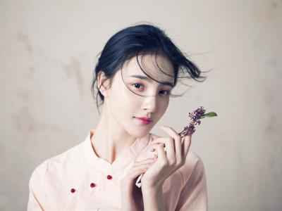 中国湖南衡阳女演员刘雨欣半秀香肩性感动人第2张