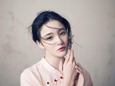 中国湖南衡阳女演员刘雨欣半秀香肩性感动人第3张