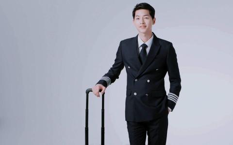 高清韩国大田广域男星国民老公宋仲基机长制服写真桌面壁纸第1张