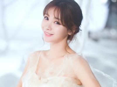 中国内地湖南衡阳女演员柳岩最新写真图片高清电脑壁纸第2张