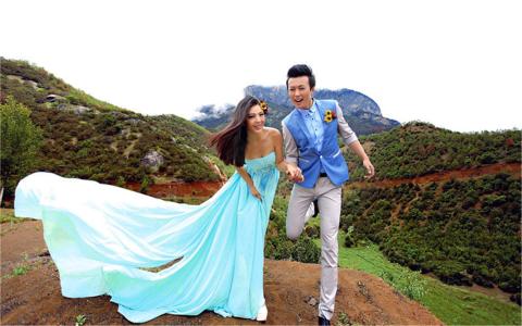 幸福情侣简单浪漫的婚纱照高清壁纸图片第3张