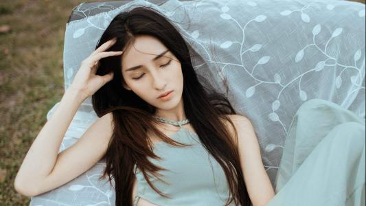 气质美女与马共舞户外写真壁纸图片下载第4张