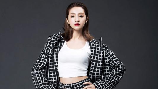 中国内地新疆乌鲁木齐女演员麦迪娜时尚写真桌面壁纸第1张