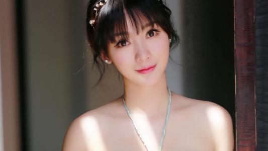 中国内地湖南衡阳女演员柳岩最新写真图片高清电脑壁纸第2张