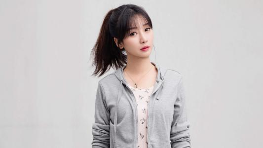 中国内地湖南衡阳女演员温婉盘发柳岩知性优雅气质写真第1张