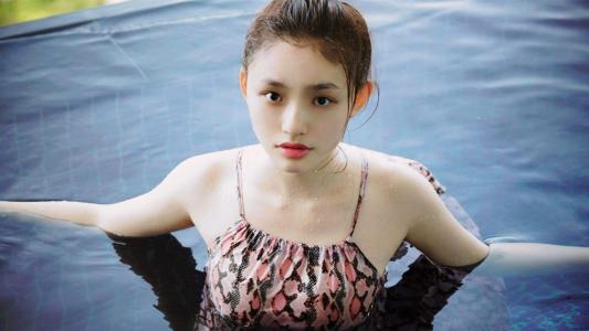 中国内地浙江省湖州影视女演员林允唯美高清桌面壁纸第0张