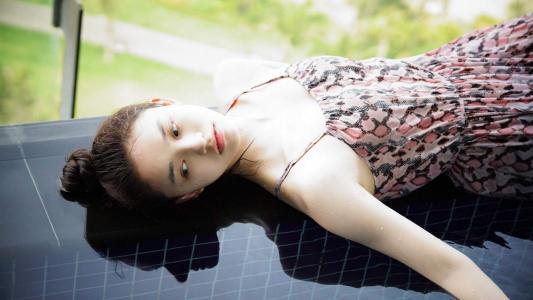 中国内地浙江省湖州影视女演员林允唯美高清桌面壁纸第2张