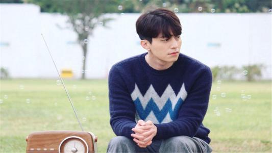 韩国男星李栋旭时尚型男魅力写真高清壁纸下载第1张