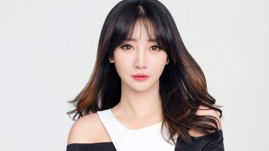 中国内地湖南衡阳女演员温婉盘发柳岩知性优雅气质写真第2张