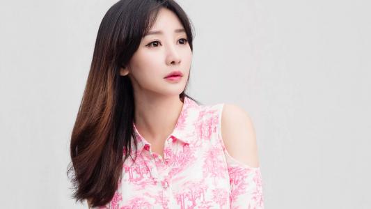 中国内地湖南衡阳女演员温婉盘发柳岩知性优雅气质写真第3张