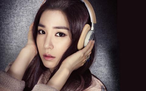韩国美女黄美英Tiffany桌面壁纸第2张
