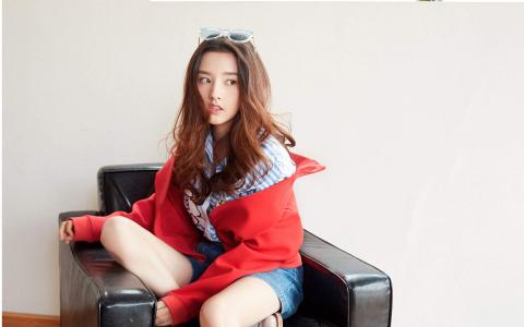中国北京当代95后女演员小哪吒宋祖儿时尚清新写真桌面壁纸第0张