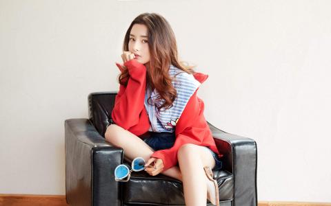 中国北京当代95后女演员小哪吒宋祖儿时尚清新写真桌面壁纸第1张
