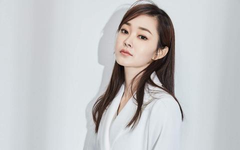 中国内地湖北省荆门女演员宋轶抹胸长裙性感诱惑写真第1张