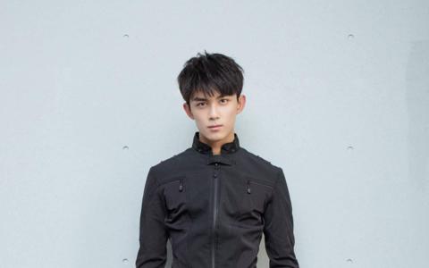 中国内地男演员吴磊帅气制服青春写真图片桌面壁纸第0张