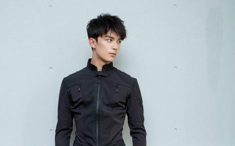 中国内地男演员吴磊帅气制服青春写真图片桌面壁纸第1张