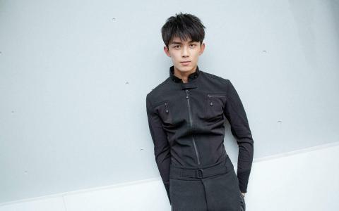 中国内地男演员吴磊帅气制服青春写真图片桌面壁纸第3张