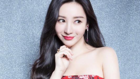 中国内地湖南衡阳女演员柳岩抹胸长裙露肩性感写真高清宽屏壁纸第2张
