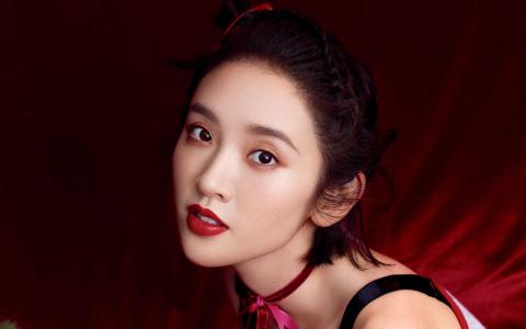高清中国内地四川女演员唐艺昕湿发吊带裙性感写真图片第2张