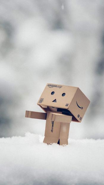 雪地中的纸盒人阿楞可爱图片手机壁纸第4张