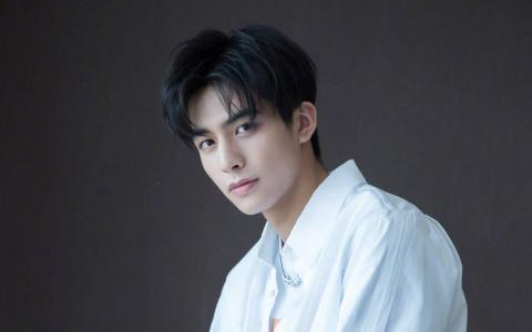 中国内地辽宁省大连影视男演员模特宋威龙帅气图片高清电脑桌面壁纸第1张