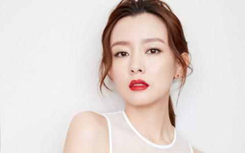 中国内地山西太原女演员、歌手周奇奇魅惑红唇写真图片桌面壁纸第0张