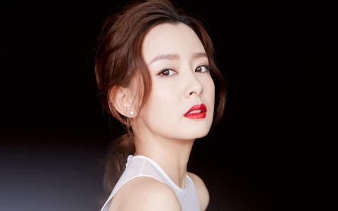 中国内地山西太原女演员、歌手周奇奇魅惑红唇写真图片桌面壁纸第3张