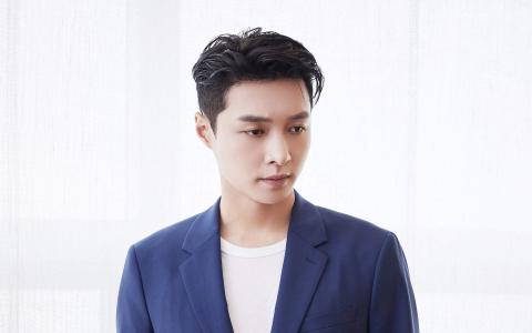 高清中国湖南省长沙市男演员张艺兴西装帅气写真图片桌面壁纸第1张