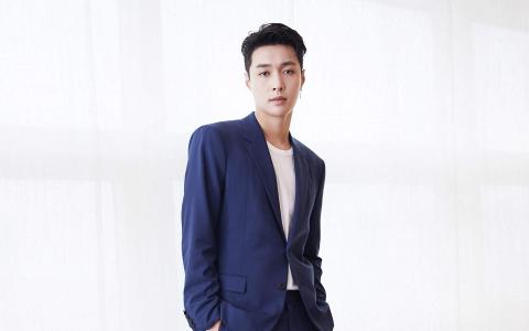 高清中国湖南省长沙市男演员张艺兴西装帅气写真图片桌面壁纸第2张