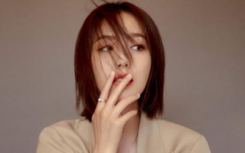 高清中国内地新疆伊犁影视女演员佟丽娅黑白时尚高清桌面壁纸第3张
