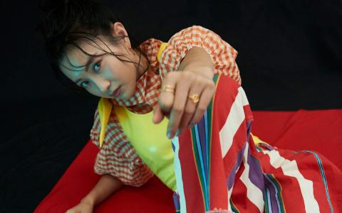 中国内地辽宁女节目主持人、演员包文婧时尚写真图片桌面壁纸第1张