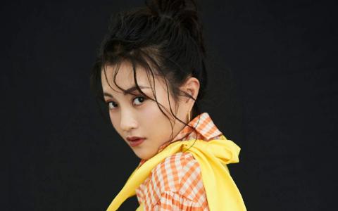 中国内地辽宁女节目主持人、演员包文婧时尚写真图片桌面壁纸第3张