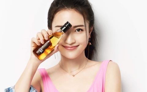 中国内地辽宁女节目主持人、演员包文婧时尚性感写真高清桌面壁纸第0张